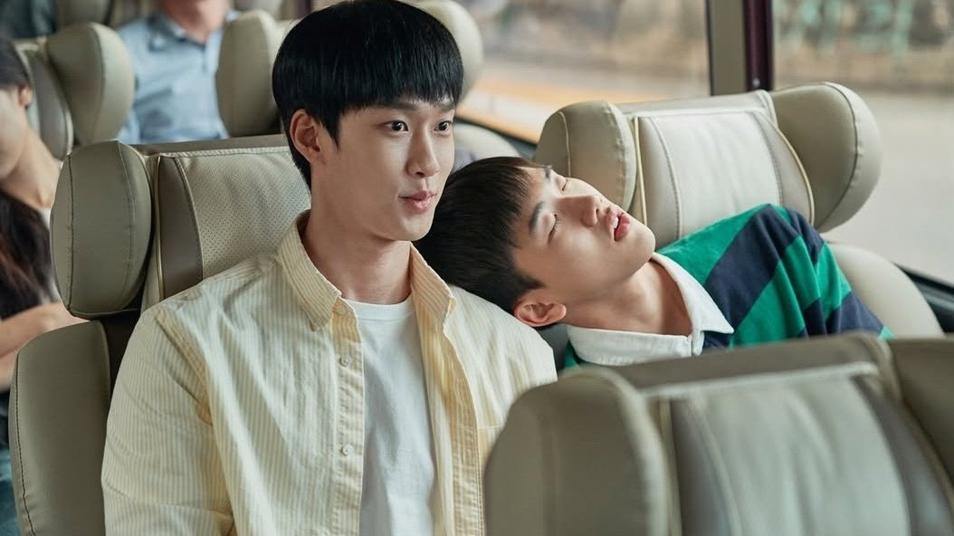 yeownlvr's tweet photo. From what i remember, 3 #HeesuInClass2 kiss scenes that were leaked,
Ep 7 - Confession (stargazing kiss)
Ep 9 - Dating in a park (caught by one of the sisters)
Ep 10 - in school (jiyu/chanyoung try their hardest to not let people see them being lovey dovey) https://t.co/w4j369H6im