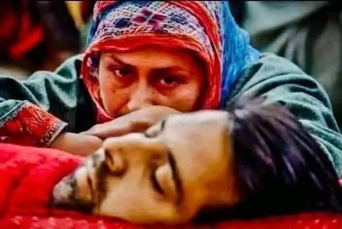 samirullaharyan's tweet photo. له نن څخه اته کاله وړاندې  مشال خان د ۲۰۱�� کال د اپرېل په ۱۳مه نېټه د خیبر پښتونخوا په مردان ښار کې د عبد ال��لي خان پوهنتون دننه د زده کونکو لخوا ووژل شو.
هغه باندې د مذهب سپکاوي تور لګېدلی، خو وروسته پلټنو وښودله چې دا تورونه بې‌اساسه وو. د هغه وژنه یوه ډېره غمجنه پېښه وه 😪 https://t.co/nVgX7A9wau