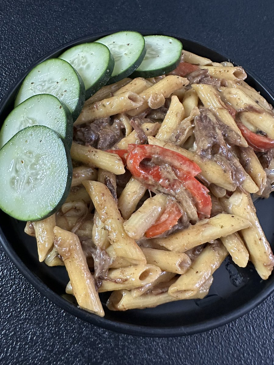 QuoiBlue's tweet photo. Braised Beef Short Ribs with Rasta Pasta! π©π½βπ³
Smash π½οΈ or pass π«?
#Foodie #ComfortFood https://t.co/prOsJyi9Lx