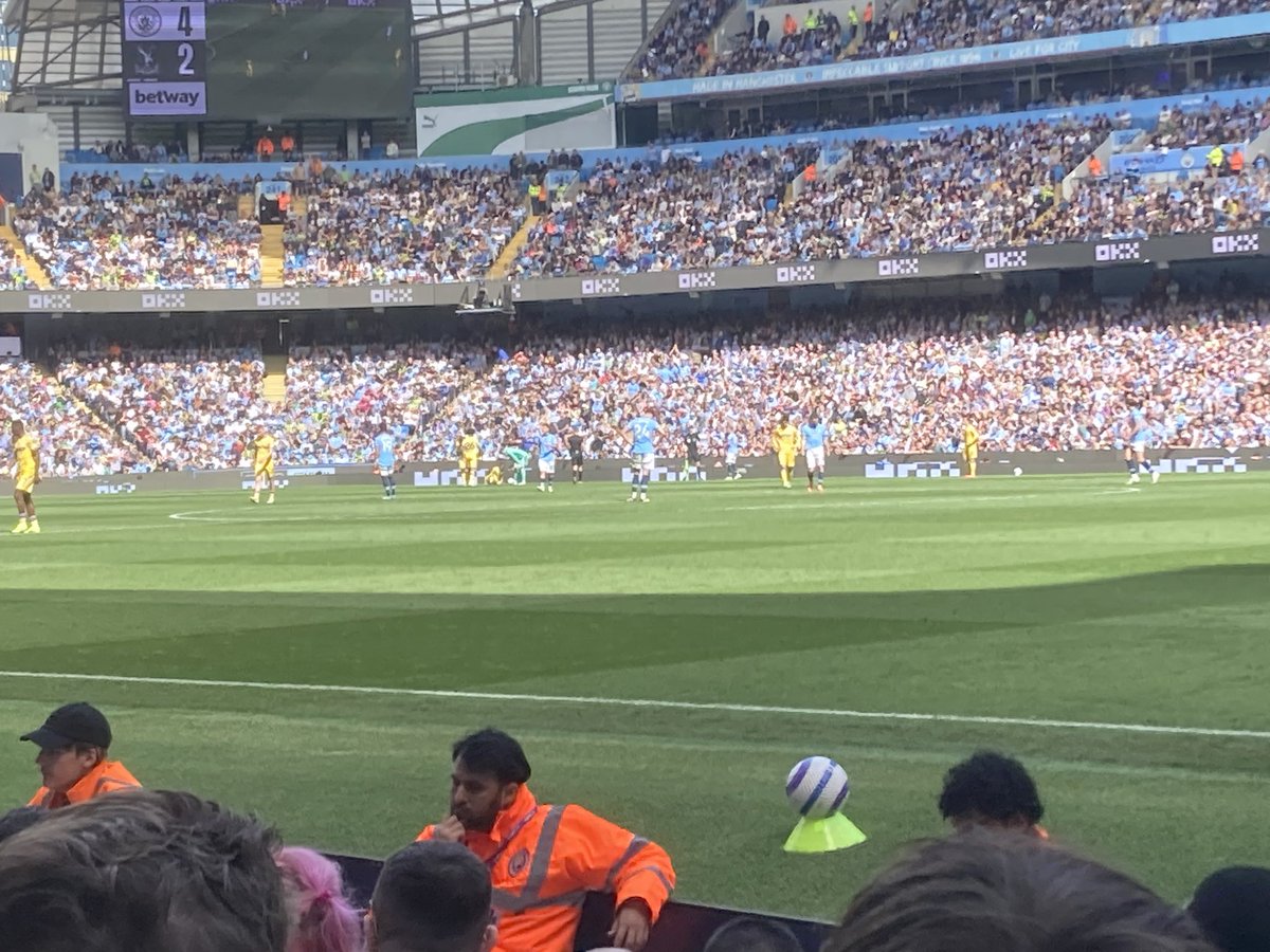 JanMulder11's tweet photo. Wat een belevenis om bij te zijn, gisteren Manchester City, vandaag Liverpool. https://t.co/v6xPR9uVQU