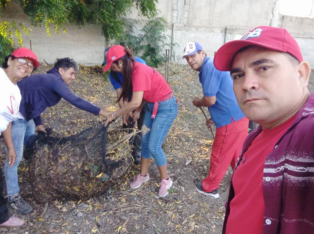 🇨🇺 #1Mayo convoca a jornadas productivas. Hoy trabajadores del #SindicatoDeLaSalud desde el organopónico "Toma de LasTunas" dijeron presentes. 
Punto a su favor en la emulación fraternal ✊✌️
#PorCubaJuntoCreamos #PorLasTunasLaVictoria
<a href="/UlisesGuilarte/">Ulises Guilarte de Nacimiento</a> @CubaCentral <a href="/LorenzoOsbel/">Osbel Lorenzo</a>