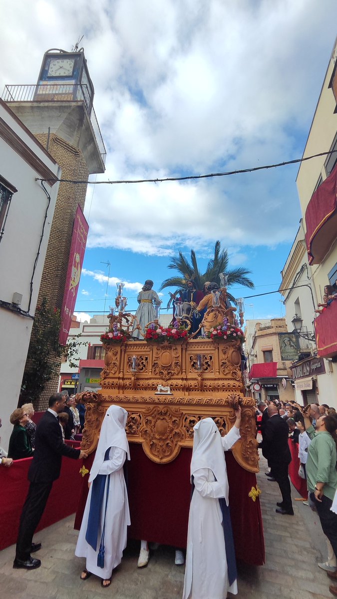 El Stmo Cristo de la Salud llega al palquillo para iniciar la carrera oficial.
#SaludyVictororia #LaBorriquita #DomingodeRamos #SsantaCoriadelRio25