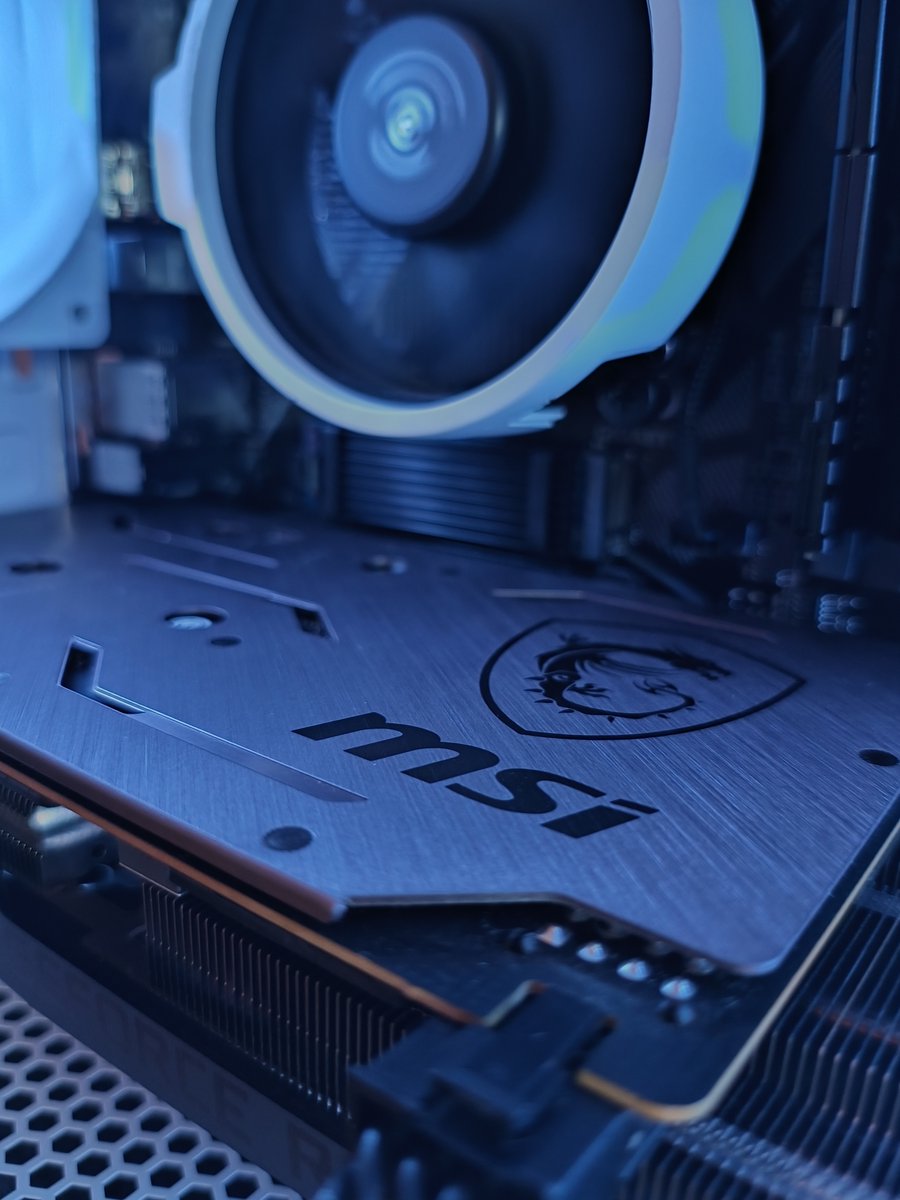 StellaPCs_nl's tweet photo. Unieke zwart-witte case! #pcbuild #pcbuilding #gamingpc https://t.co/wP2HLY8W24