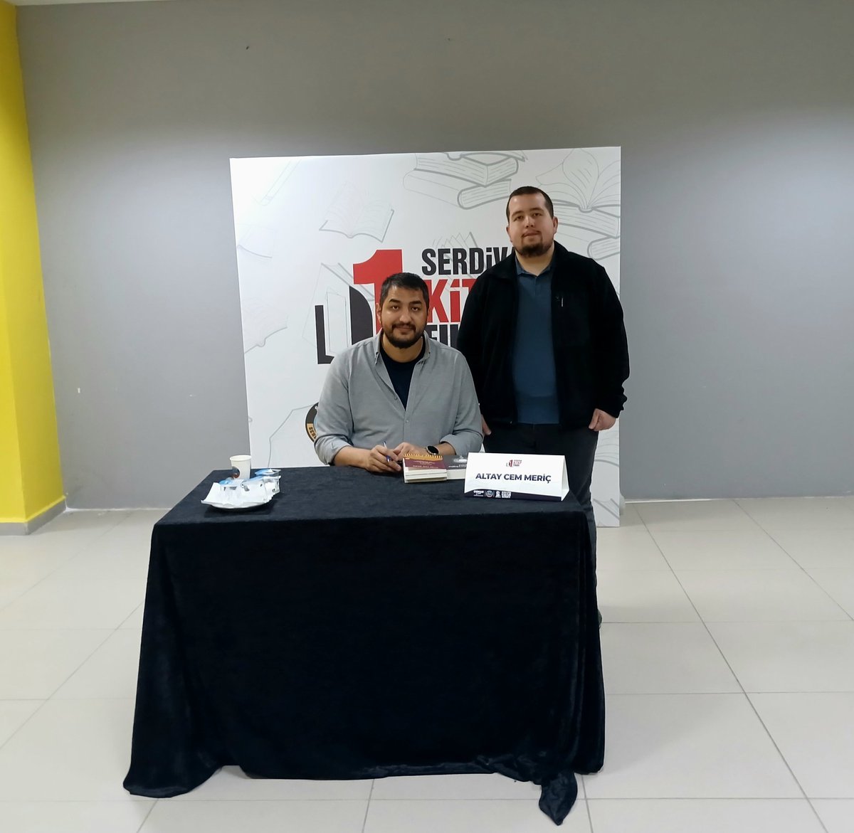 onsayomerfaruk's tweet photo. Yazar Altay Cem Meriç Üstadı ile Serdivan Kitap Fuarı'nda hatıra...
Söyleşisi ve imzası için teşekkürler.
@AltayCemMeric https://t.co/yHaD2cntMI