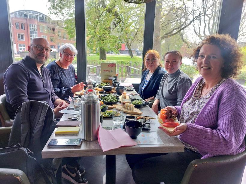 Ayuna's moeder (uit St Petersburg 🇷🇺) is sinds donderdag in NL 🛬, dus we nemen het er even van 👋🥰: Amsterdam (vrijdag) 🌷, Bloemendaal aan Zee (zaterdag) 🏖️ en Leeuwarden (vandaag) 🍣