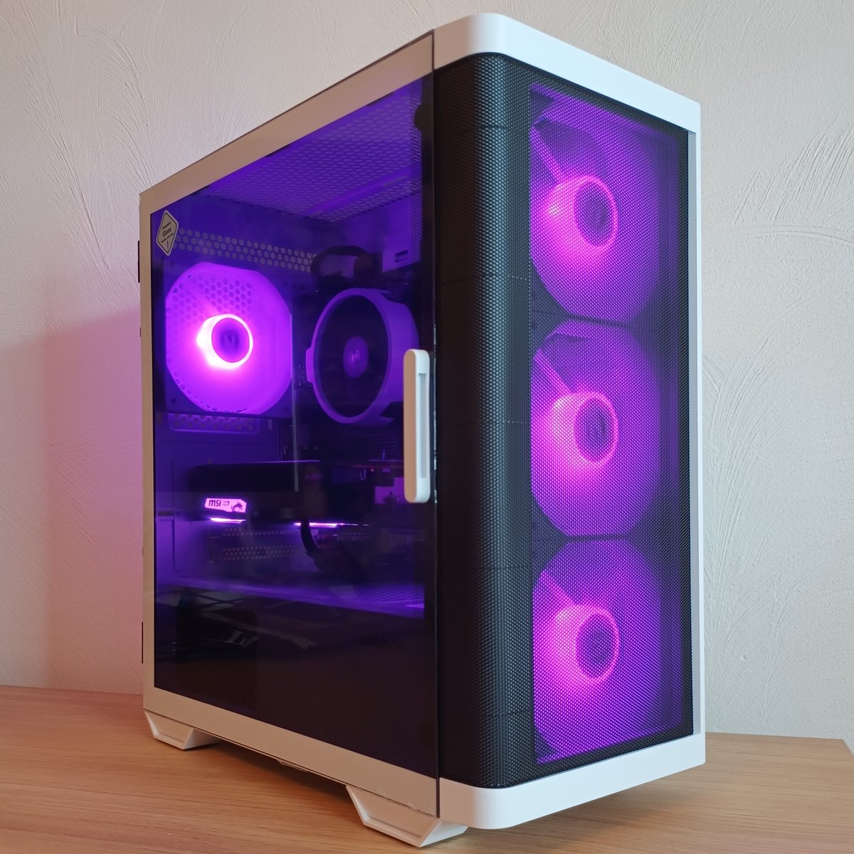 StellaPCs_nl's tweet photo. Unieke zwart-witte case! #pcbuild #pcbuilding #gamingpc https://t.co/wP2HLY8W24