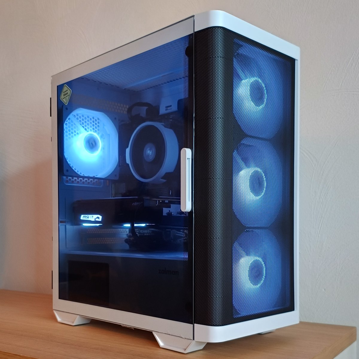 StellaPCs_nl's tweet photo. Unieke zwart-witte case! #pcbuild #pcbuilding #gamingpc https://t.co/wP2HLY8W24