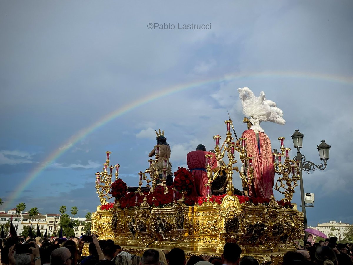 El arcoíris sobre el Cristo de las Penas. #SSantaSevilla25 #DomingodeRamos
