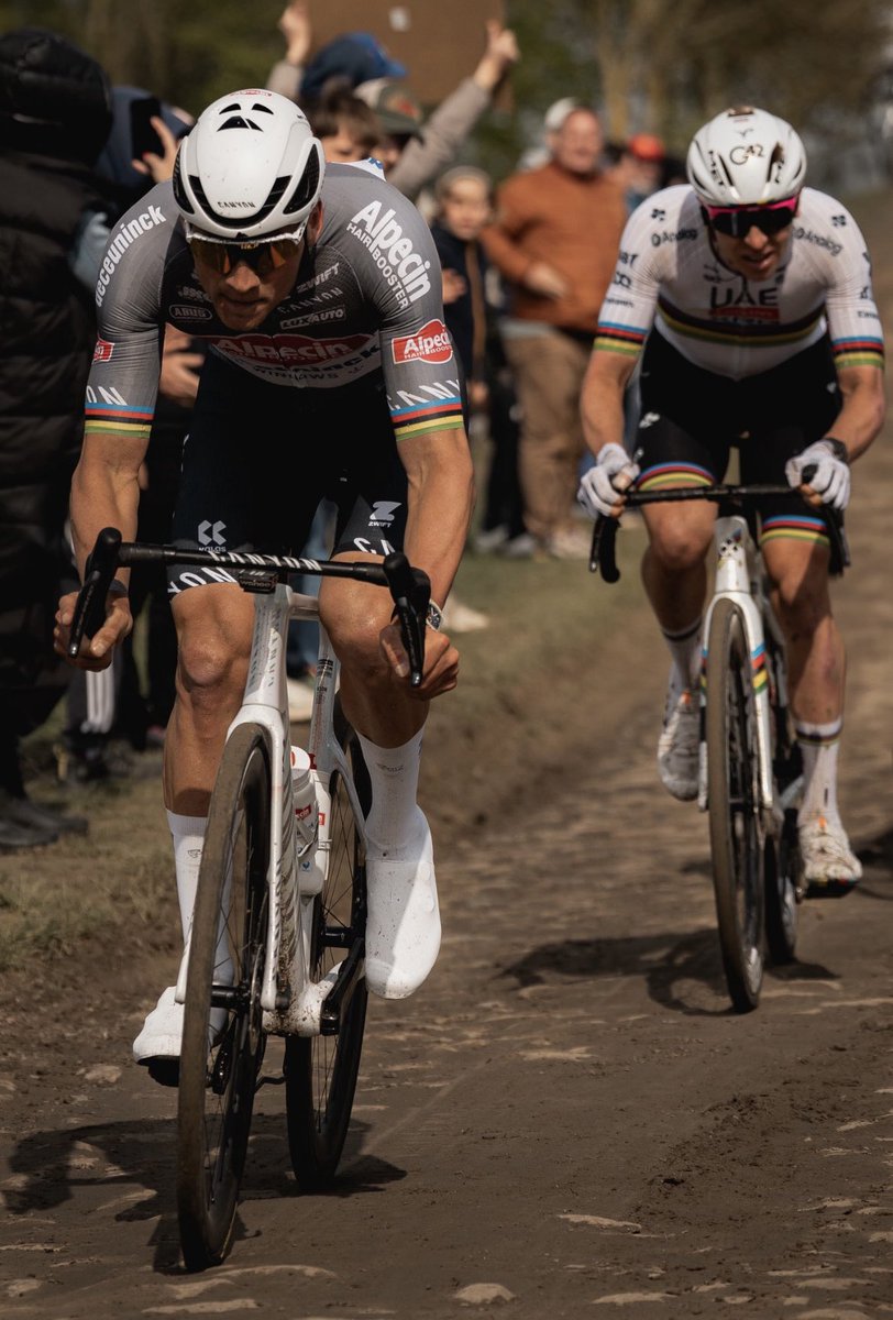 voshans's tweet photo. Koning tégen koning…
(Foto @tony_esnault) #ParisRoubaix 
#MathieuvanderPoel #TadejPogacar 
#wielrennen #cycling #cyclisme #PR25 https://t.co/Z2Se3NNTgw