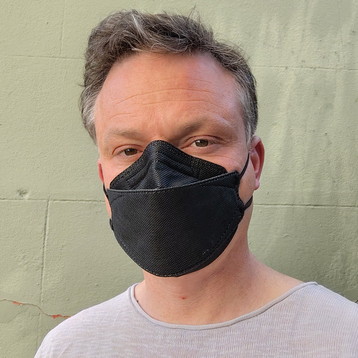 My children wear masks in school.