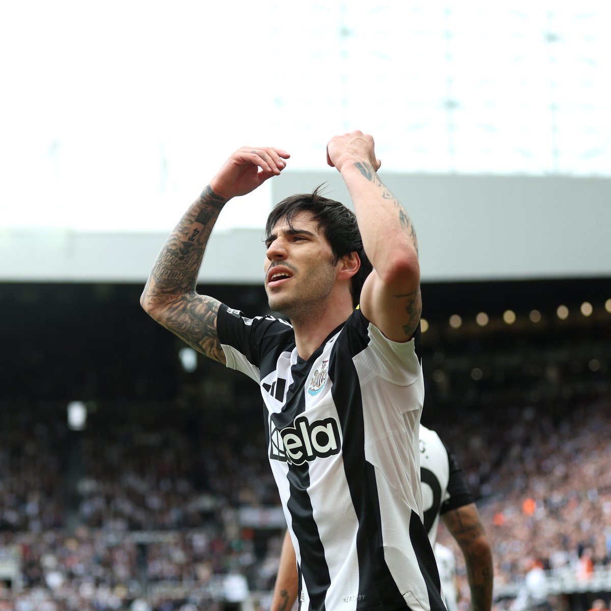 في آخر مواجهة بين نيوكاسل يونايتد ومانشستر يونايتد، قدّم ألكسندر إيزاك وساندرو تونالي هذا الأداء الرائع 