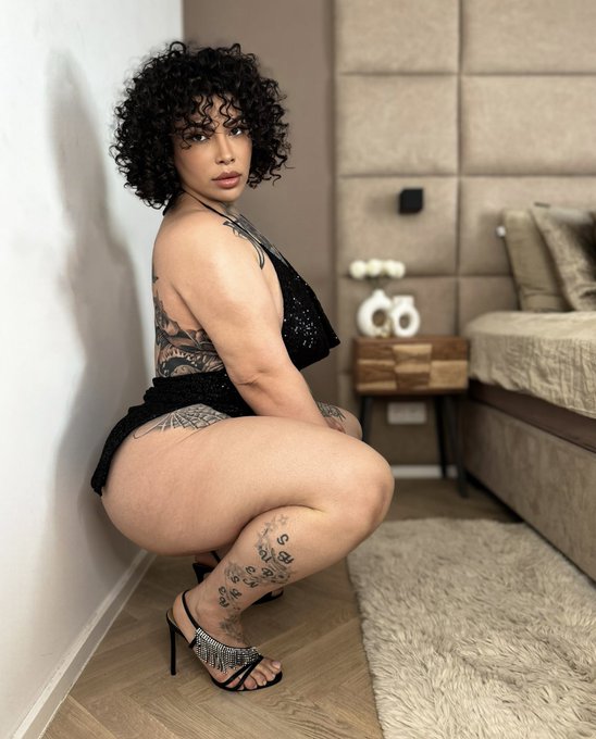 Watch Azita's leaked NSFW photo on TwXstars