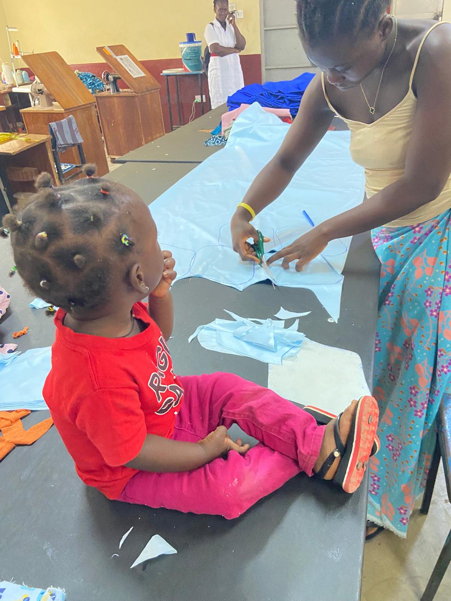 A 2 años de su apertura, la Casa Materna Isha Daramy en Sierra Leona ha dado atención a +250 mujeres y bebés.
Gracias a la alianza entre @Archikubik y @fundafricaviva, el proyecto sigue creciendo y reforzando el acceso a salud materno-infantil.