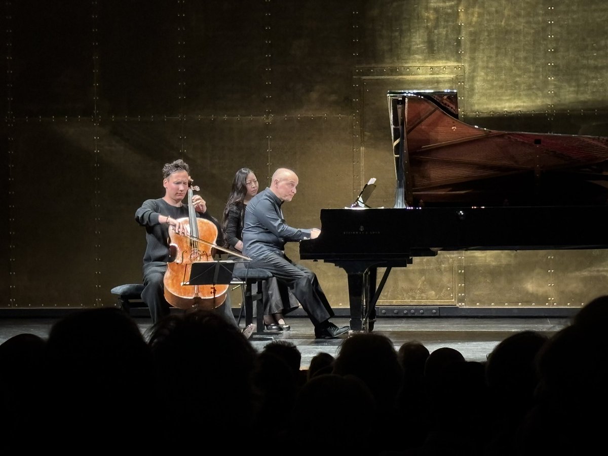 Bruno Serrou (@cirmeau) on Twitter photo Compte-rendu de concert :
Délicate et intense mélancolie de Nelson Goerner poussant <a href="/EdgarMoreau/">Edgar Moreau</a> Edgar Moreau à l’expressivité lors d’un concert Piano4etoiles au <a href="/DesElysees/">Théâtre des Champs-Elysées</a> Théâtre des Champs-Elysées
brunoserrou.blogspot.com/2025/04/delica… Compte-rendu de concert :
Délicate et intense mélancolie de Nelson Goerner poussant <a href="/EdgarMoreau/">Edgar Moreau</a> Edgar Moreau à l’expressivité lors d’un concert Piano4etoiles au <a href="/DesElysees/">Théâtre des Champs-Elysées</a> Théâtre des Champs-Elysées
brunoserrou.blogspot.com/2025/04/delica…