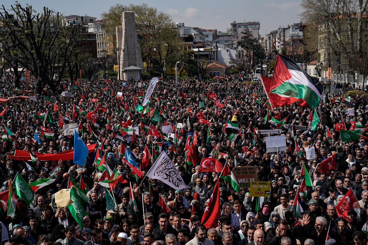 İsrail'in 7 Ekim 2023'ten bu yana Gazze’ye yönelik gerçekleştirdiği, binlerce kişinin hayatını kaybettiği saldırılara dikkati çekmek için Beyazıt Meydanı'nda toplanan binlerce kişi, Ayasofya-i Kebir Camii Şerifi'ne kadar yürüdü.