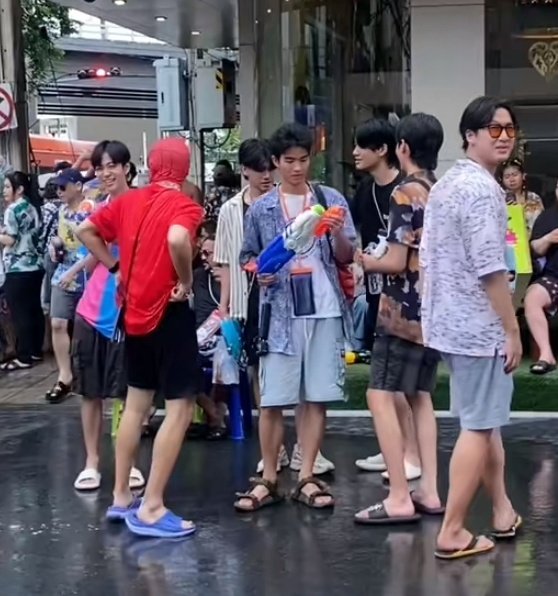 d_dream__24's tweet photo. คือคนที่ยืนอยู่หน้าพี่เอ็นเจนี่ ใช่เพื่อนสนิทของคนที่ใส่หน้ากาก
สไปร์เดอแมนป่ะคะ🫣🫣
คือจะมายืนคุมกันงี้เลยหรอคะ
👉🏻👈🏻
(cr.คริปจากตต.นะคะ🙇🏻♀️)
#njprompt #ddadreame
#poph #krmjtc https://t.co/rQty92QTHf