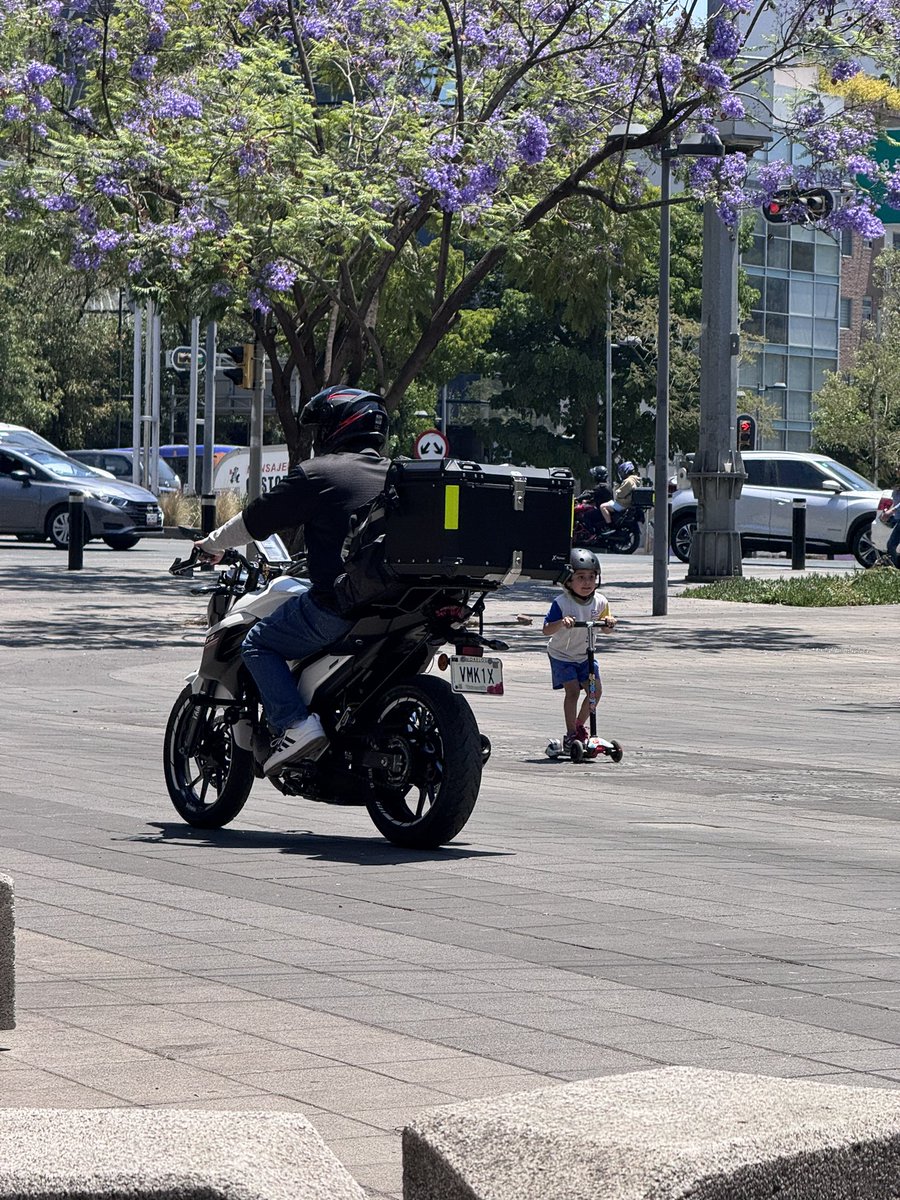 Urge ayuda para evitar paso de motocicletas en zona peatonal de Insurgentes y Circuito <a href="/LaSEMOVI/">Secretaría de Movilidad CDMX</a> <a href="/SSPCMexico/">Secretaría de Seguridad y Protección Ciudadana</a> <a href="/sanjoseinsurgen/">San José Insurgentes</a> ponen en riesgo a todos, sobre todo a los niños! pasan muy rápido!