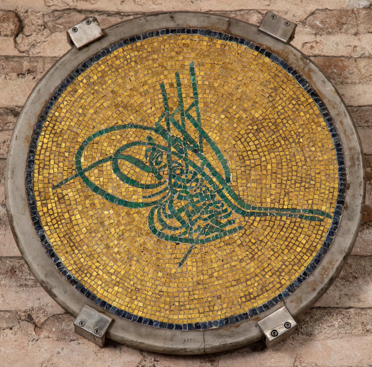 İsviçreli Mimar Fossati'nin 1847-1849 yılları arasında Ayasofya Camii’nde yaptığı büyük restorasyonda duvarlardan dökülen mozaiklerden yaptırdığı Sultan Abdülmecid Han tuğrası.

[ 4K ] 📷 <a href="/brhnbkr/">burhan bekir</a>