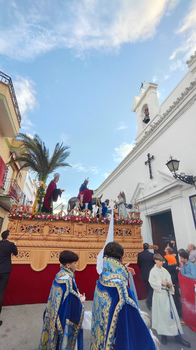 Tras una larga chicota el Stmo Cristo de la Salud llega al Convento donde residen las hijas de dios
#SaludyVictororia #LaBorriquita #DomingodeRamos #SsantaCoriadelRio25