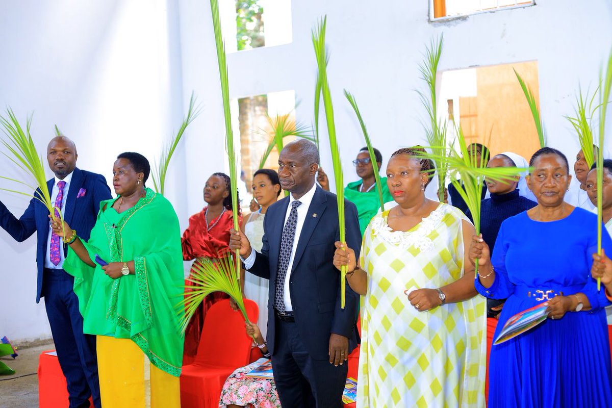 AMDAUganda's tweet photo. #PalmSunday2025

🎶

Singa Mugabe, singa
Singa Mukama, Buzima niiwe 
Mugabe, singa.

Mugabe ogaba buzima toima - singa
Tsyamura boona bakuyookyere - singa

🎶

#PalmSunday #PilgrimsofHope https://t.co/RYwromrpb8