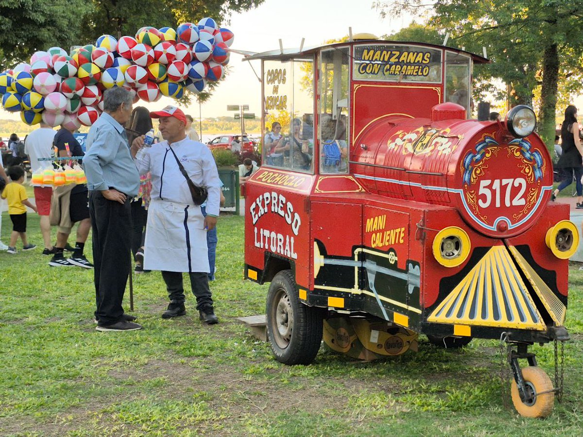 ¡Excelente tarde de feria!
Hoy pasé una hermosa tarde paseando con Aramí 🐶 disfrutando de los más de 60 stands de nuestra Escuela de Mujeres Emprendedoras. 🙌🏻
Sin duda, el mejor plan para un domingo de otoño es venir a disfrutar de esta hermosa iniciativa de la <a href="/CCARICorrientes/">Coalición Cívica ARI Corrientes</a>.