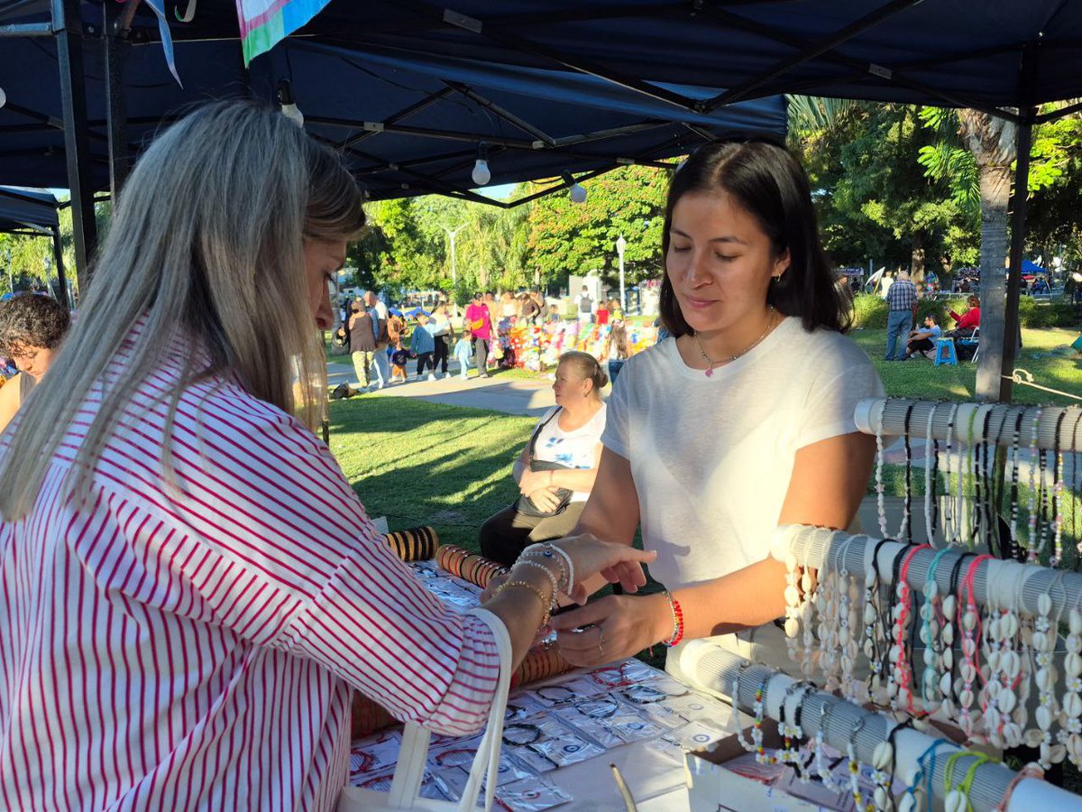 OliveraSandraOk's tweet photo. ¡Excelente tarde de feria!
Hoy pasé una hermosa tarde paseando con Aramí 🐶 disfrutando de los más de 60 stands de nuestra Escuela de Mujeres Emprendedoras. 🙌🏻
Sin duda, el mejor plan para un domingo de otoño es venir a disfrutar de esta hermosa iniciativa de la @CCARICorrientes. https://t.co/mQW1k7fJ1x
