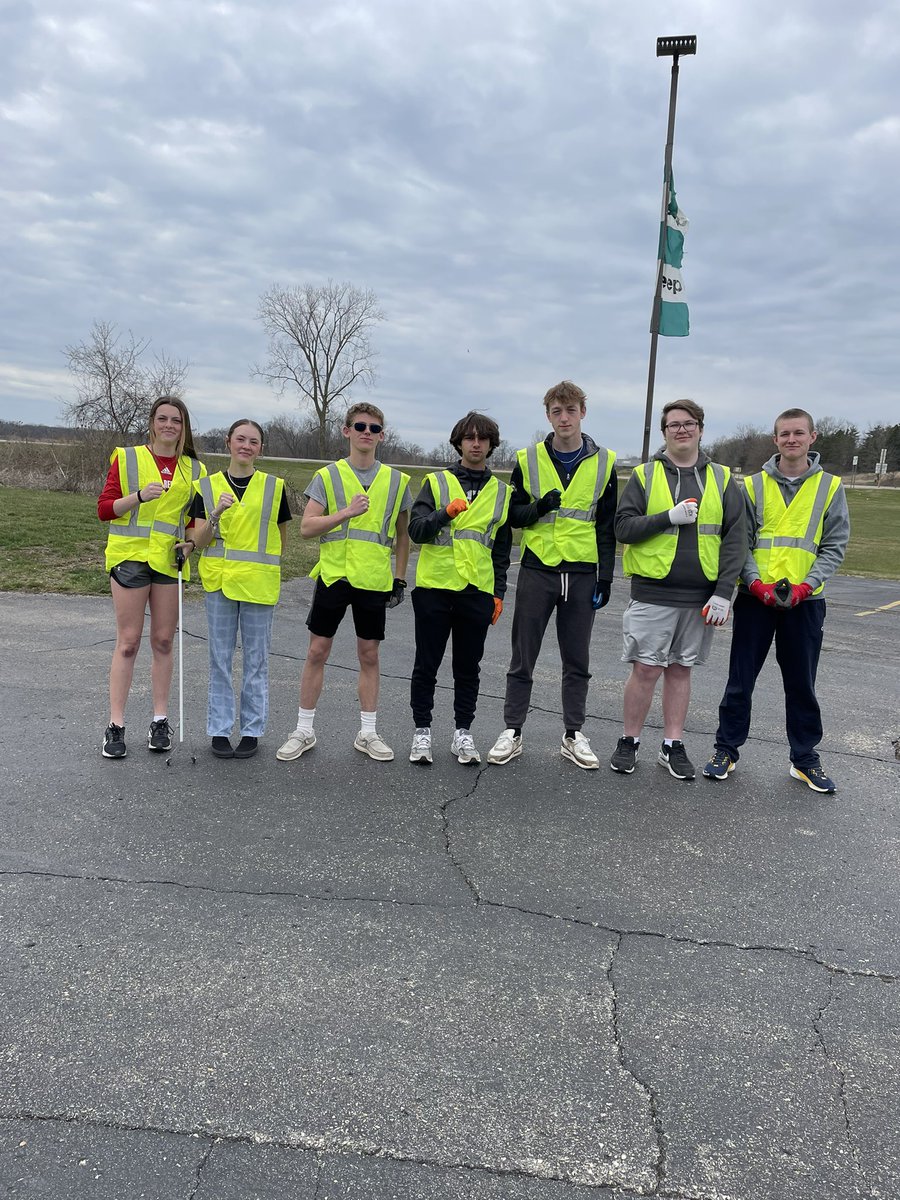 Dedicated Adopt a Highway crew. Volunteering their time on the weekend to make our community better! Thank you. <a href="/CHS_LeadsTheWay/">Clinton High School</a>