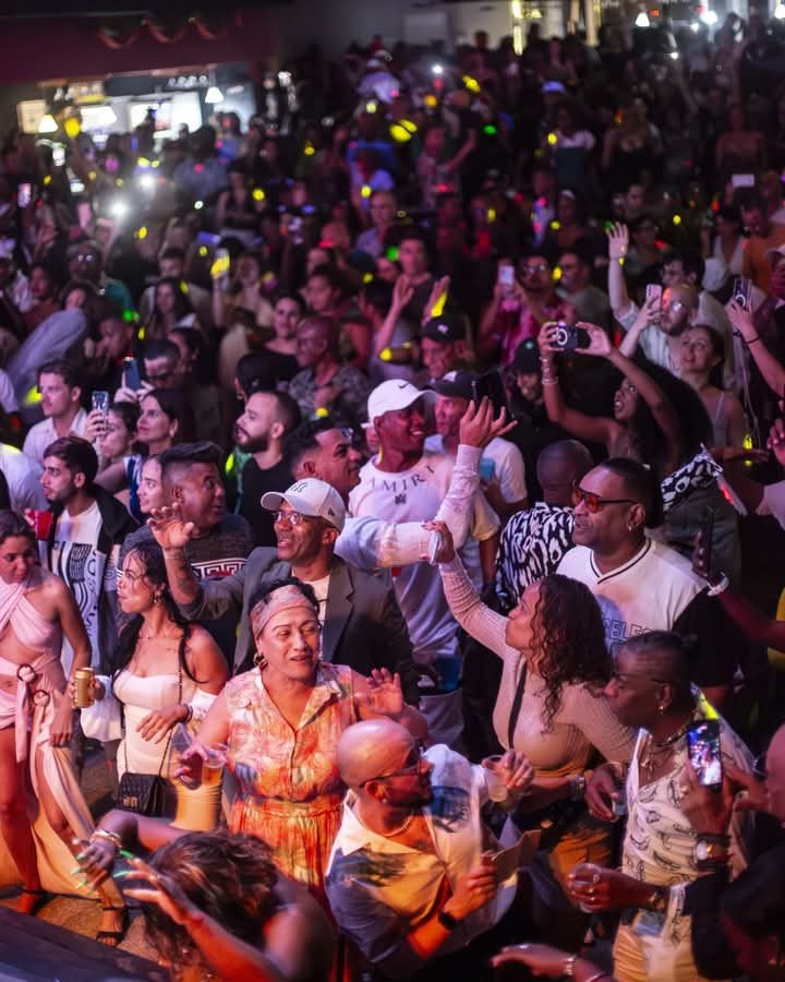 AleNoticiasCuba's tweet photo. 💥 IMÁGENES DEL CONCIERTO DE "LOS VAN VAN" EN LA CASA DE LA MÚSICA DE LA #HABANA, #CUBA 🇨🇺‼️
🎶🔥 Espectacular el concierto 🔥🎤
¡Así se vive en #ModoVanVan! 🚂💃⭐️
#CubaBella
#CubaTravel https://t.co/wcfTTRbEAx