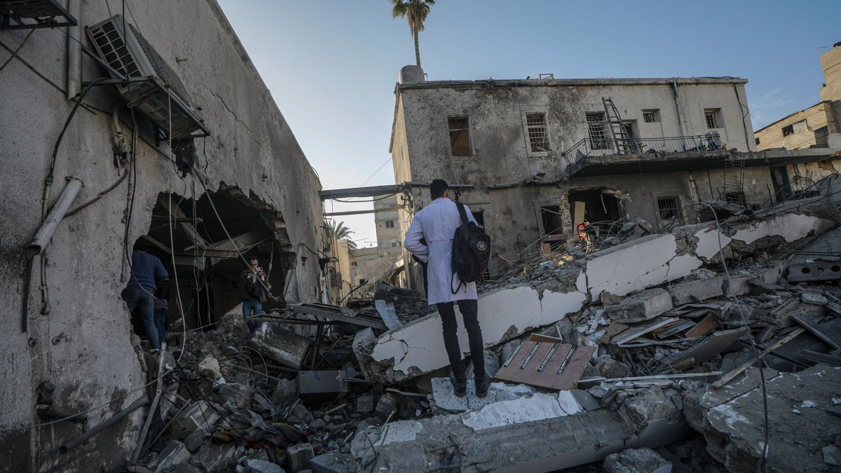 Condenamos ataque aéreo de Israel contra Hospital Al-Ahli Arab, conocido como Hospital Bautista y único funcional en ciudad de #Gaza, que destruyó parcialmente sus instalaciones.

Este crimen viola Derecho Internacional Humanitario y forma parte de genocidio vs pueblo palestino.