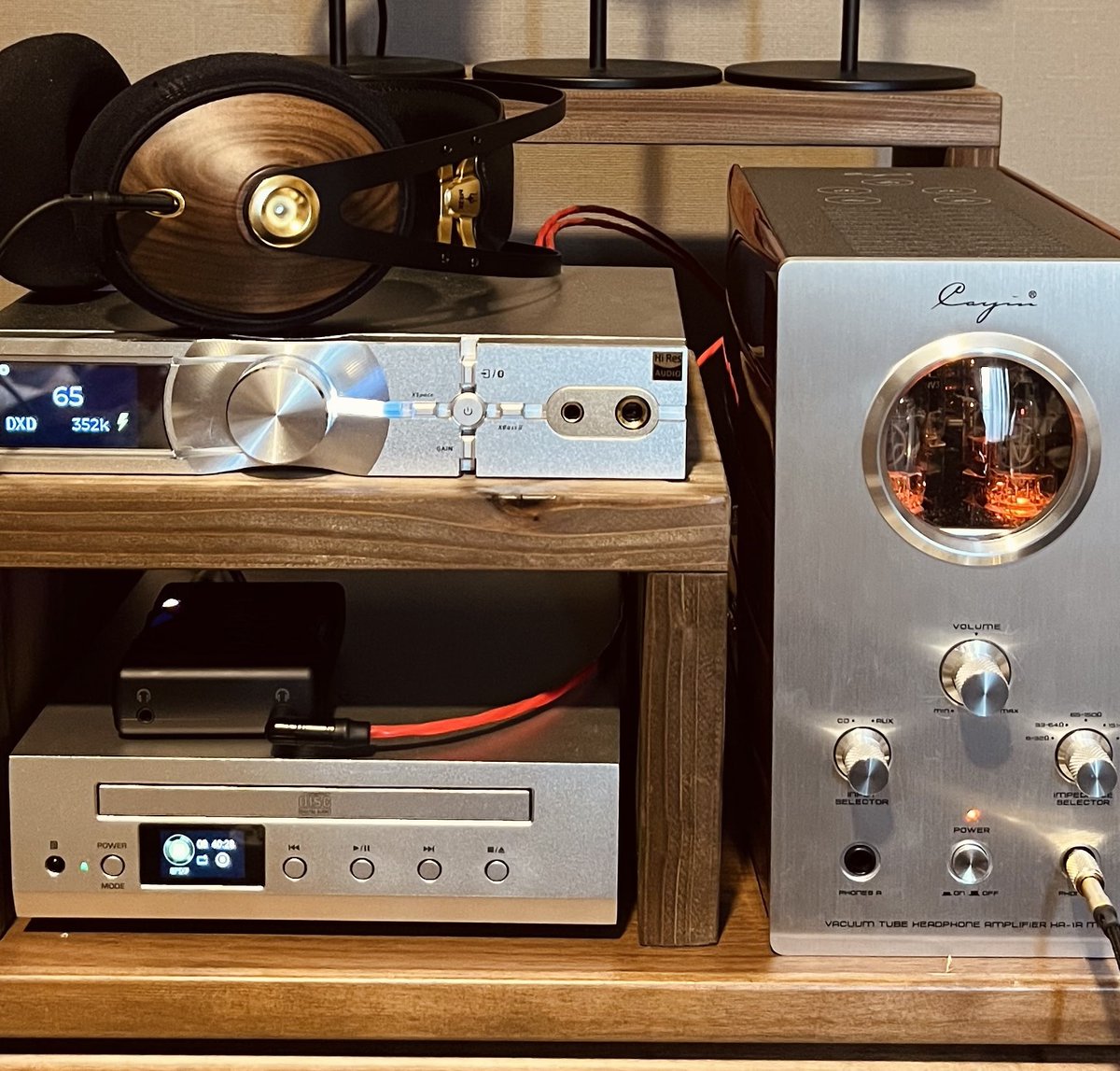 MezeAudioJP's tweet photo. 「温かみのある99 classicsを最大限に引き出すシステム!」✨ こだわりが詰まった極上システムをご紹介 第6弾はビバメロ様! Shanling CR60→iFi NEO iDSD 2 or Chord Mojo 2→Cayin HA-1A MK2→#99Classics で50-60年代ジャズを堪能 #Meze https://t.co/8blvtqeEYh