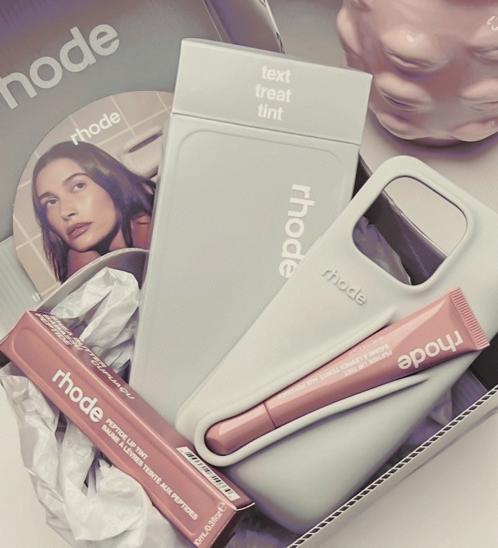 ᅠ
ᅠᅠ☕  • ¡Pedido especial!
“Hay una sorpresa en tu puerta”
ᅠ
ᅠᅠDe: Anónimo.
ᅠᅠPara: <a href="/JUST1CEGODS/">𝐅𝐑𝐀𝐍𝐂𝐄𝐒𝐂𝐀.</a>
ᅠ
💌 — “Flores para iniciar el día y un gift box de self care para finalizarlo. 

Escogí todo basándome en mis gustos, espero que les guste y que disfruten de su domingo.”