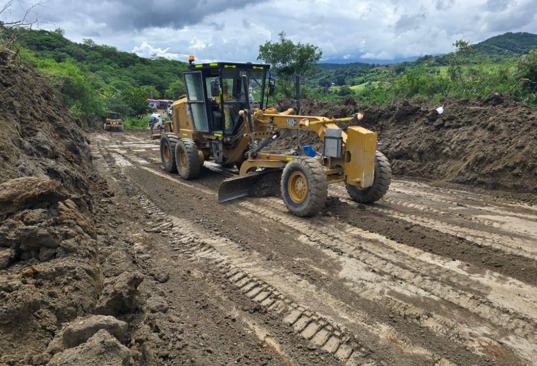 COENPeru's tweet photo. Actualización | #Amazonas: maquinaria pesada de concesionaria IIRSA Norte trabaja en la limpieza y rehabilitación en los km 249 y 254 de la carretera Fernando Belaunde Terry, sector Puerto Naranjitos, distrito #Jamalca, tras #Deslizamiento ocurrido el 12/4. (1/2) https://t.co/jESwzJJPwP