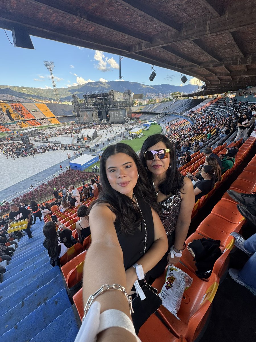 marianapineda99's tweet image. sirve de anestesia al dolor, hace que me siente mejor ❤️🩹❤️🩹 te amo mami #LMYNLWorldTourMedellin #LMYNLWorldTour