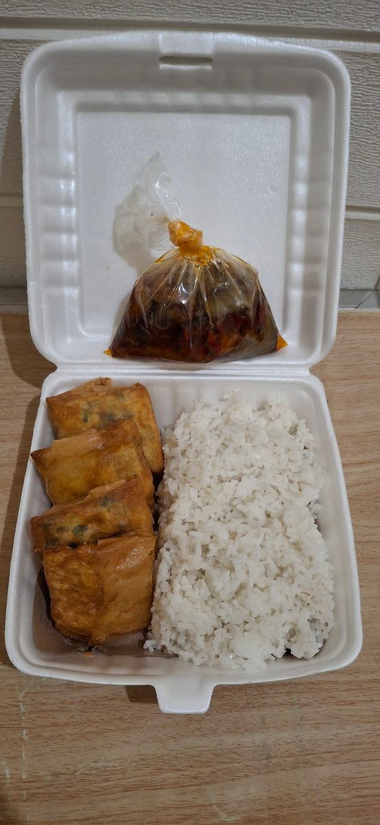b0lupandan's tweet photo. maunya buat bekal ala ala rapih gemoy, nyatanya kek di warteg😭 hari ke 1🍱 https://t.co/113OcafPk3