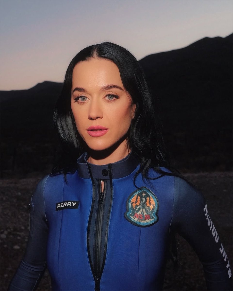 lobitostan's tweet photo. Katy Perry ir pro espaço é algo muito corajoso e icônico, a PRIMEIRA cantora na história a embarcar em uma missão espacial https://t.co/2TUMGyI74j