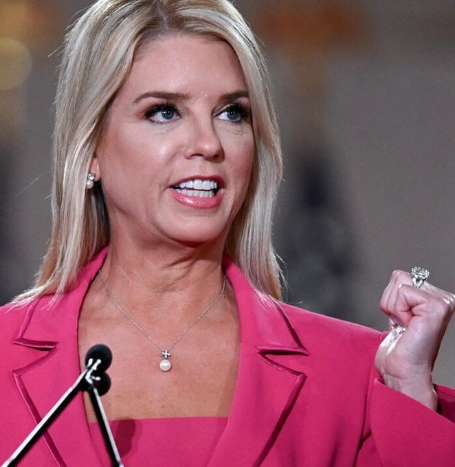 RightScopee's tweet photo. 🚨BREAKING: Pam Bondi is set to charge AOC for allegedly helping illegal immigrants avoid ICE! 

 Do you support these charges?

  YES or NO? https://t.co/UgwRrAatuq