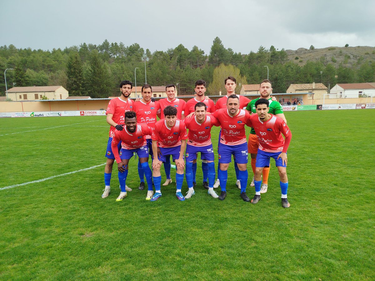 SC_Uxama's tweet photo. Victoria importante por 3-0 ante el CD Langa en la tarde de hoy.

⚽️Javier Charle
⚽️Javier Charle 
⚽️Pablo Guijarro 

🔴🔵Aúpa Uxama🔴🔵

#100AñosLuchando https://t.co/1JKHB2CLpx
