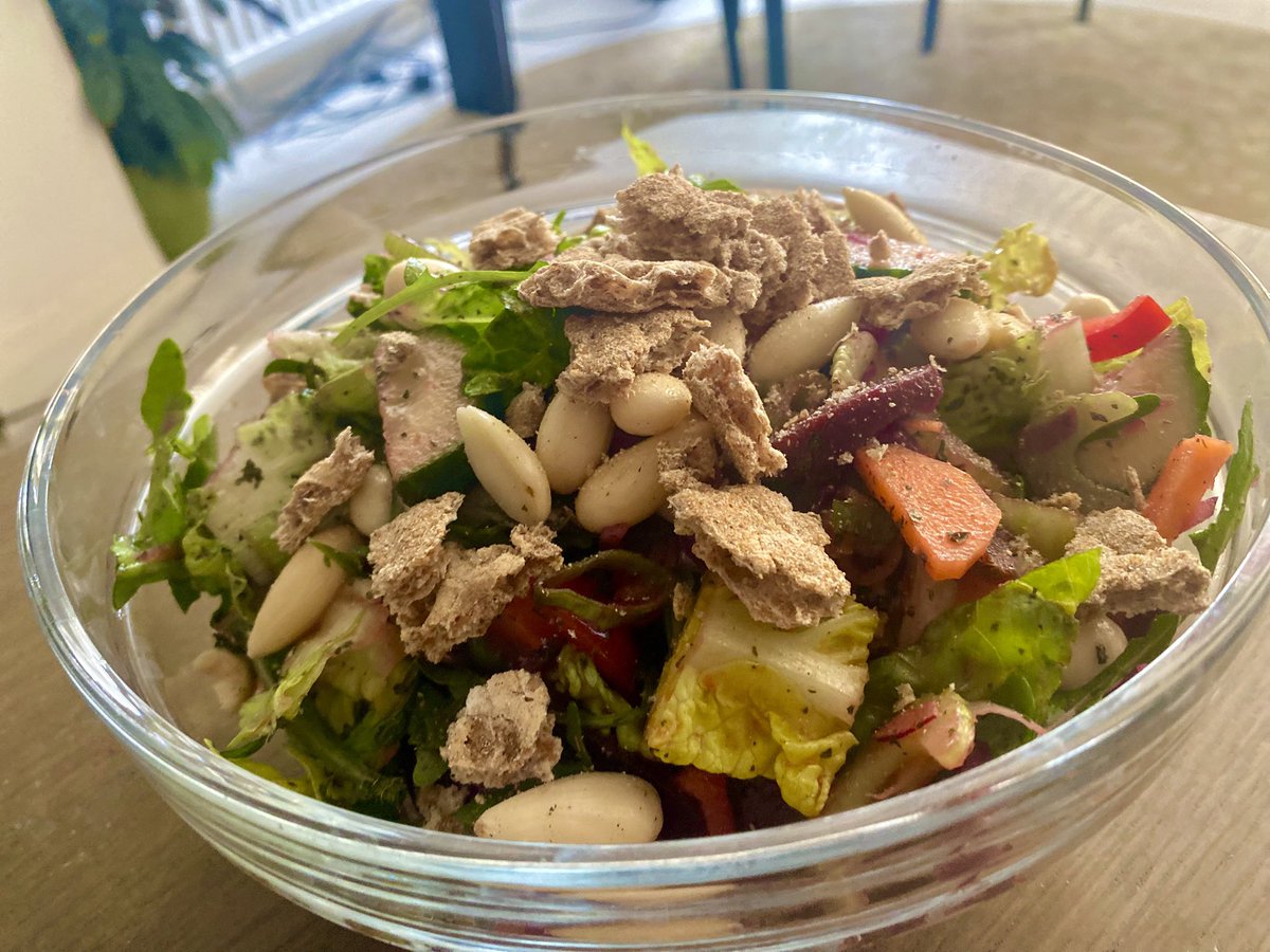 DietSaba's tweet photo. سلطات تحتوي  كبيس الملفوف  الأحمر و زبادي الكافير بالثوم و الخيار بالأضافة لمكبوس الباذنجان بالجوز و اللوز و زيت الزيتون. مجموعة غذائية متكاملة غنية بالألياف تعزز المناعة. لذيذة جدا، تؤكل بجانب الأطعمة الأخرى @DietArab https://t.co/lXV8GdjjUp