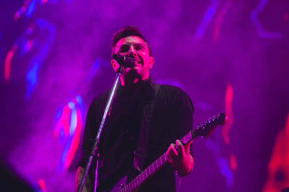 UnderShutter's tweet image. 🎸 Emiliano (@EGBrancciari) de NO TE VA GUSTAR liderando otra noche de rock ante una multitud en el #QuilmesRock2025
📷 @JacquelineOrion