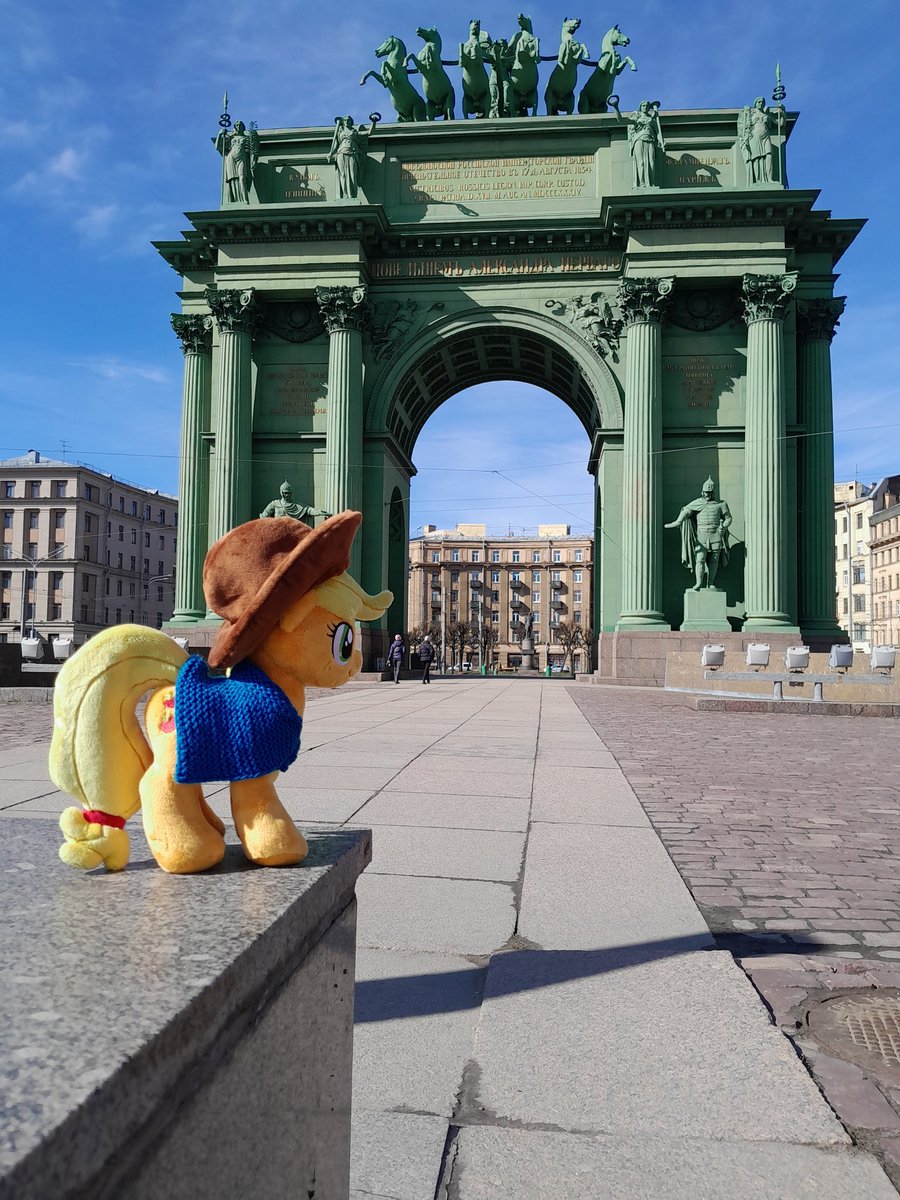 Посмотрели на триумфальную арку.