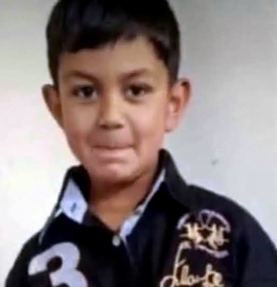 Arkadaşlar kayıp çocuk!
Lütfen duyurun
Cumali Tim 7 yaşında..
Adana-Karataşlı Tarım işçisi bir ailenin çocuğu.
Dün sabah çadırdan ayrıldıktan sonra bir daha haber alınamamış.

7 yaşında kayıp çocuk!
Görenler lütfen polise bildirin 
#CumaliTim