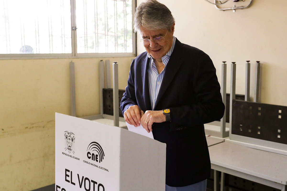 LassoGuillermo's tweet photo. Hoy ejercí mi derecho al voto, como un ciudadano más, como uno de los tantos ecuatorianos que salimos este domingo a ser parte de esta jornada democrática. Caminé entre la gente, los saludé, conversamos un rato. Porque de eso se trata: de vivir en libertad. 

Debemos seguir cuidando y defendiendo la democracia.

Que hoy se respete la voluntad expresada en las urnas. Confiemos en las instituciones y en el proceso electoral. Así gana Ecuador y ganamos todos.