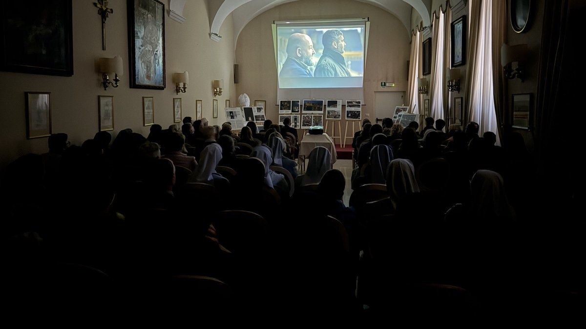 Tomasz1989's tweet photo. 🎦 Rzymska premiera filmu dokumentalnego „21.37” odbyła się w Auli przy Kościele i Hospicjum św. Stanisława BM w Rzymie i wzięło w niej udział ponad 100 osób.
😇 Bardzo dziękuję wszystkim za obecność, a wydawnictwu Rafael za dobrą i owocną współpracę. https://t.co/SOEwtTDs2f