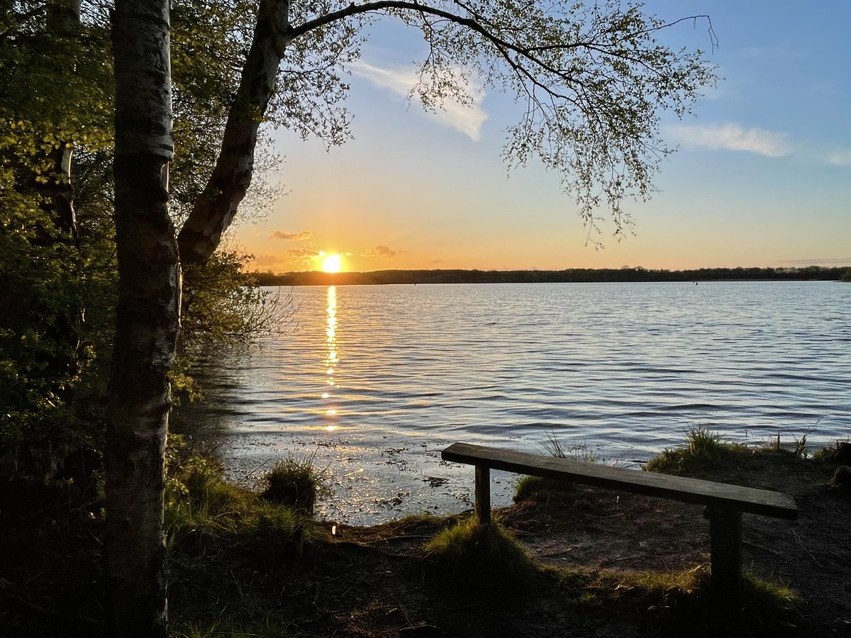 Tonight’s sun setting on Wintersett Reservoir. <a href="/bbcweather/">BBC Weather</a> <a href="/BBCLookNorth/">BBC Yorkshire</a> <a href="/BBCWthrWatchers/">BBC Weather Watchers</a> <a href="/WakeExpress/">Wakefield Express</a> <a href="/WkfdOfficial/">Wakefield Official News</a> <a href="/PandCExpress/">Pont & Cas Express</a> <a href="/Hudsonweather/">Paul Hudson</a> <a href="/KeeleyDonovan/">Keeley Donovan</a> <a href="/katerinaweather/">Katerina Christodoulou</a> <a href="/EmmanuelleLhoni/">Emmanuelle Lhoni</a>