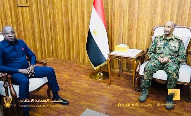 codiallo's tweet photo. Quelques semaines après le retour du Général Al #Burhan dans la capitale #Khartoum, le chef du #renseignement malien, le Général #Modibo #Koné se rend au #Soudan. Habituellement, les rencontres avec des chefs du renseignement sont très discrètes. Cette fois-ci, les deux parties ont choisi de rendre cette image publique certainement pour faire passer un message.