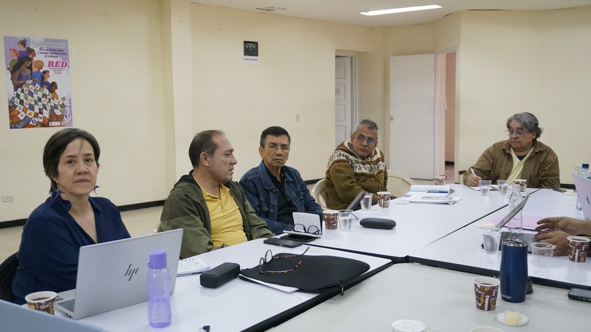 fecode's tweet photo. Durante la mañana de este domingo 13 de abril, se realizó una reunión en forma presencial y virtual, entre el Comité Ejecutivo de FECODE y el Ministerio de Trabajo @MintrabajoCol  encabezada por Antonio Sanguino @AntonioSanguino  jefe de la cartera; Pavel Santo Domingo,  viceministro de Relaciones Laborales; y su equipo asesor.

Se abordaron los temas centrales que concentrarán la atención de la comunidad educativa y, la población en general, en los próximos dos meses:

1. Las reformas sociales, especialmente la laboral, a la educación superior y la ley orgánica que reglamentará el Acto Legislativo 03 de 2024, que modificó el SGP.

2. El fortalecimiento del Comité Nacional que impulsa la Consulta Popular.

3. La estabilización del modelo de salud del magisterio y, en consecuencia, las definiciones claves que debe tomar en el Consejo Directivo del FOMAG.

4. La garantías sindicales y a la movilización social, en defensa de la escuela, debido a la intensificación de la persecución y estigmatización por parte de entidades territoriales.

Se acordó seguir fortaleciendo el diálogo fluido, con base en el principio del respeto.