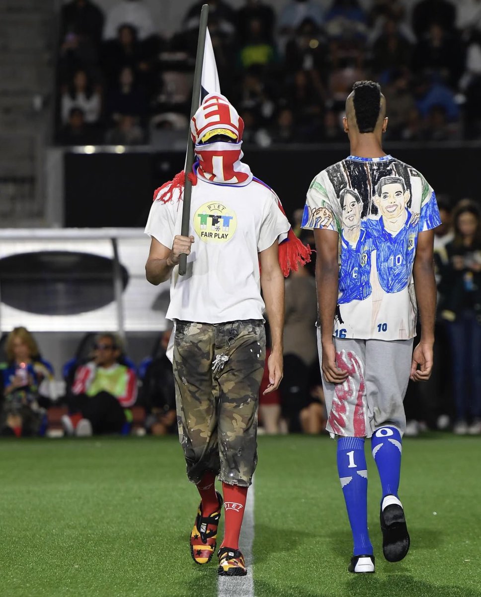HardestFitPics's tweet photo. Brazilian brand Piet shows off their ‘Farmers league Collection’ in a packed out football stadium 😳 🇧🇷 https://t.co/WfkSfT6tA2