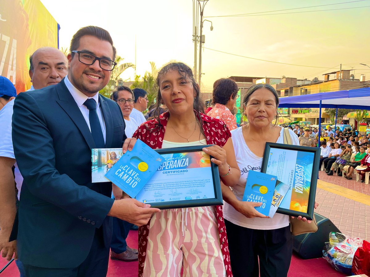 AdventistaMiCOP's tweet photo. ✨Policía nacional, autoridades locales, directores y representantes de los colegios públicos recibieron reconocimiento especial por participaron de la campaña de lectura #PeruSiLee en #ImpactoEsperanza 📚 https://t.co/jFt70WPrue