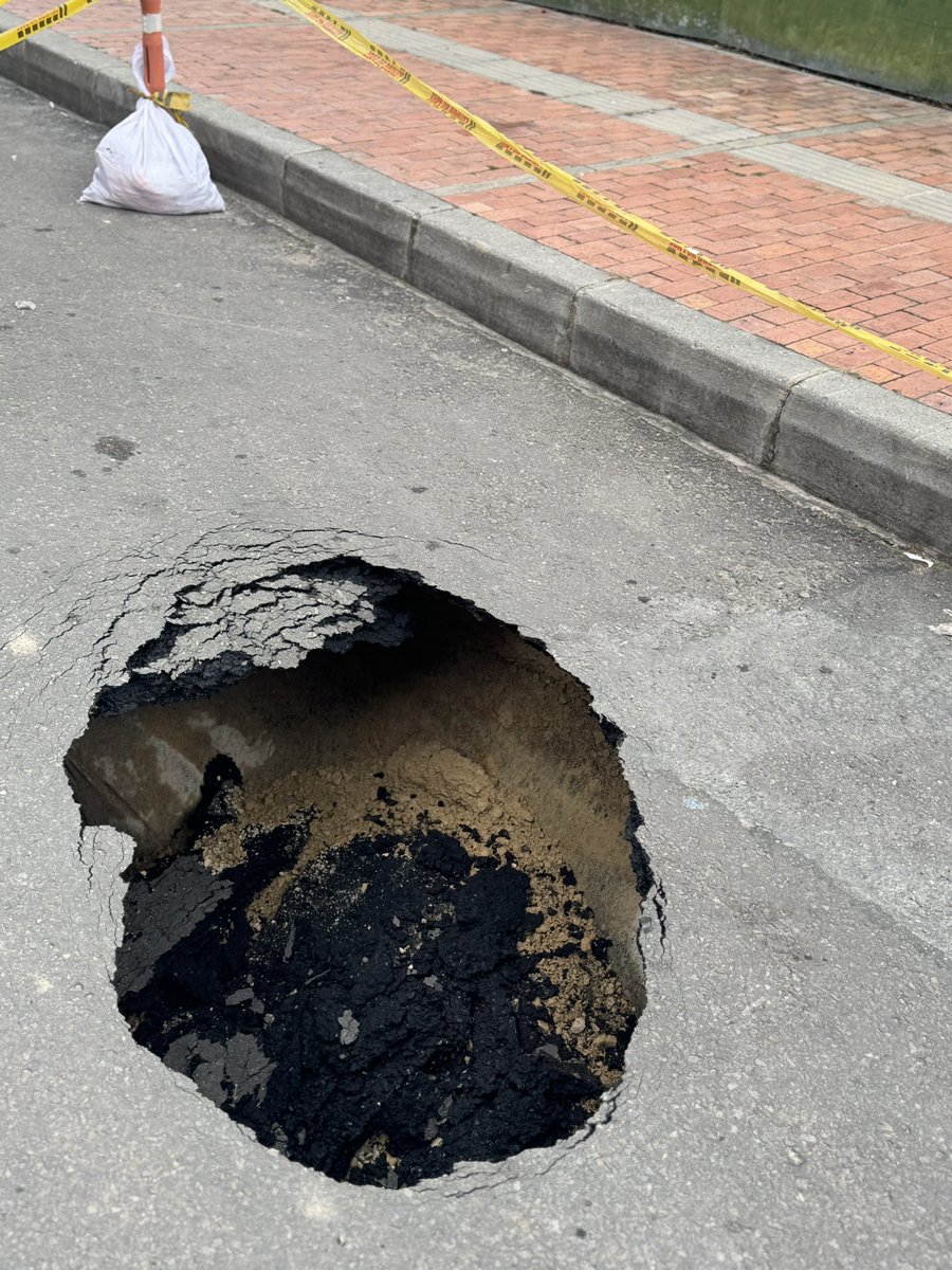 Joseluissilvab's tweet photo. @idubogota señores IDU, ayuda por favor con este cráter en la Calle 137 # 55-32 #hueco #huecosbogotá https://t.co/IDSPuNapHy