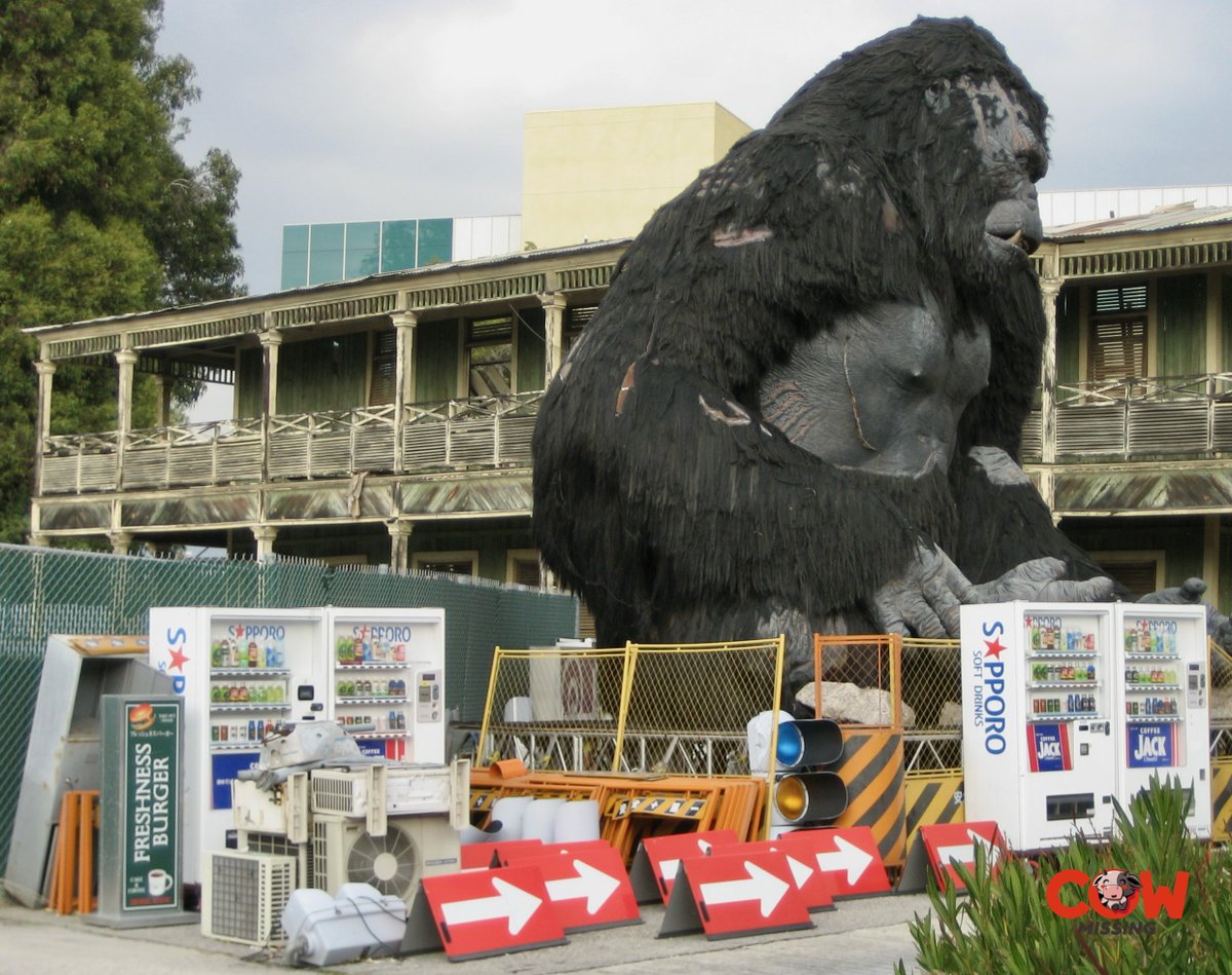 CowMissing's tweet photo. Prop storage—and a glimpse of King Kong—on the Universal Studios Lot. This photo, taken in 2008, captured what guests could spot during the Studio Tour at Universal Studios Hollywood. #ThemeParkHistory #KingKong @UniStudiosLot @UniStudios https://t.co/YdDJA5glg2